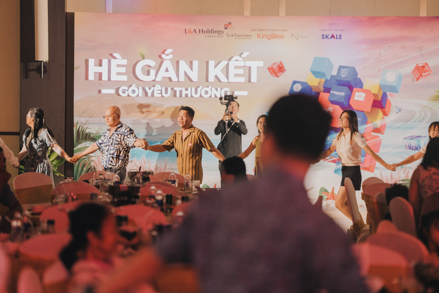 Không khí tiệc tối L&A Holdings với ban nhạc và sân khấu gắn kết nội bộ
