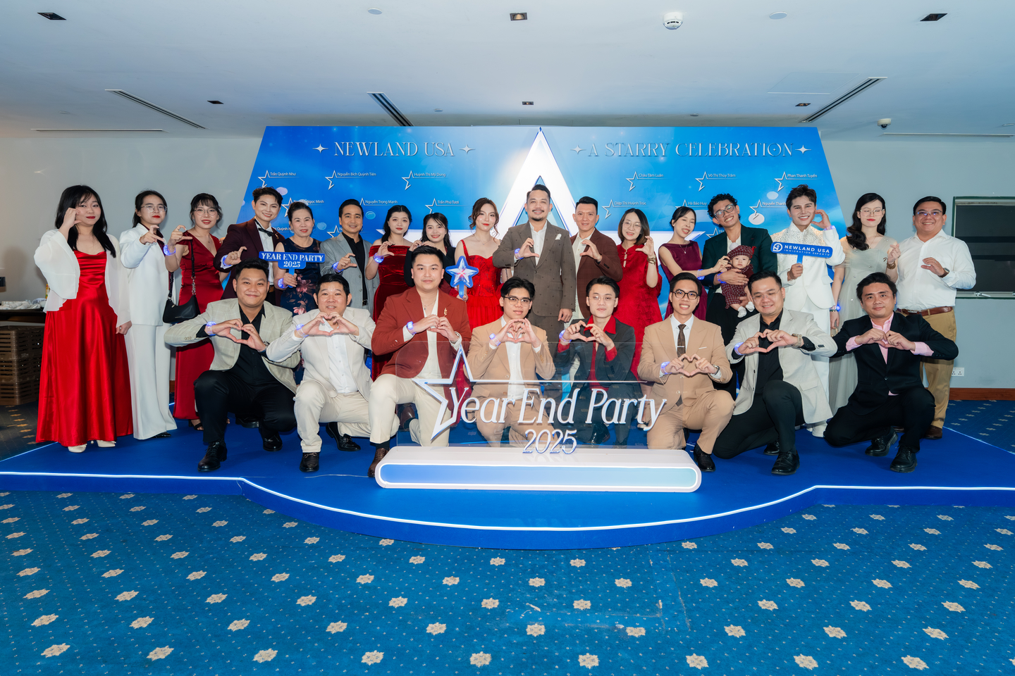 Đội ngũ Newland USA chụp ảnh tại khu vực check in Company Trip