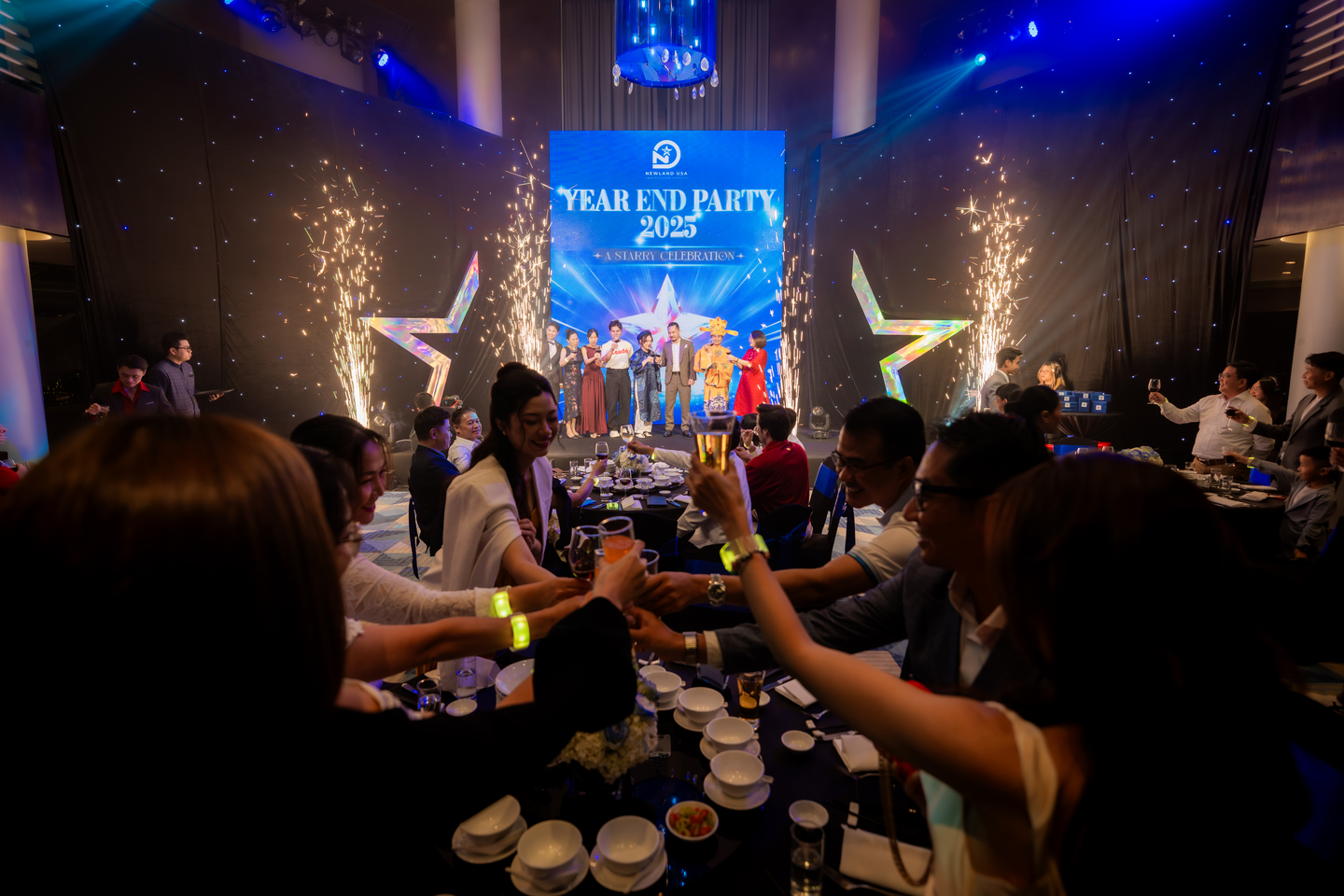 Khoảnh khắc nâng ly khai tiệc trong Newland USA Company Trip