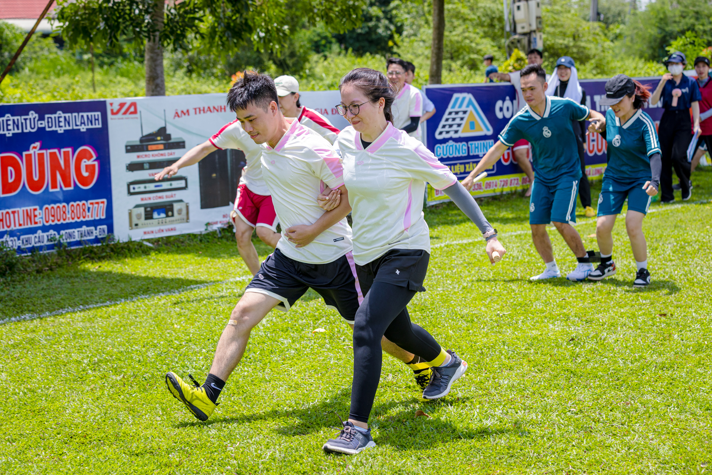 Thành viên POSCO tham gia trò chơi chạy tiếp sức trong Sport Day