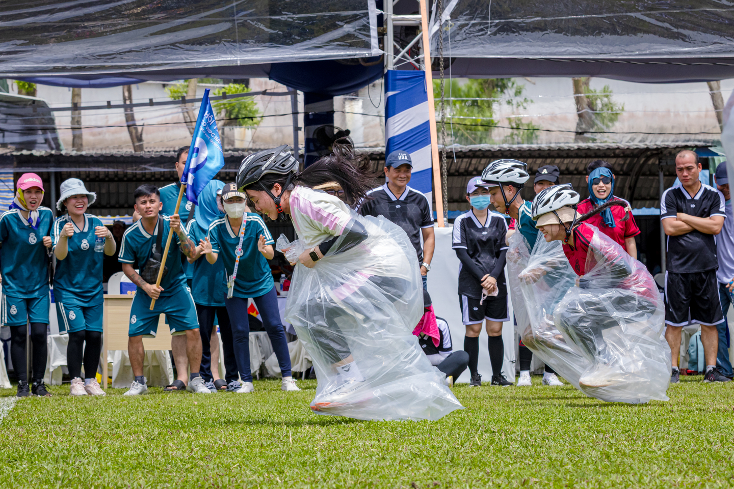 Đội chơi POSCO tham gia nhảy bao bố trong chương trình Sport Day