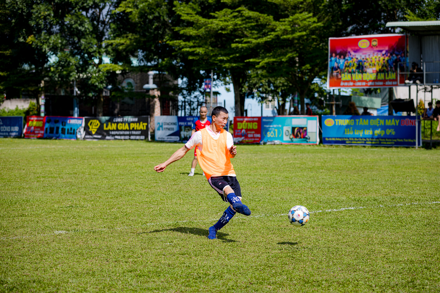 Trận bóng đá trong chương trình POSCO Sport Day tại Đồng Nai