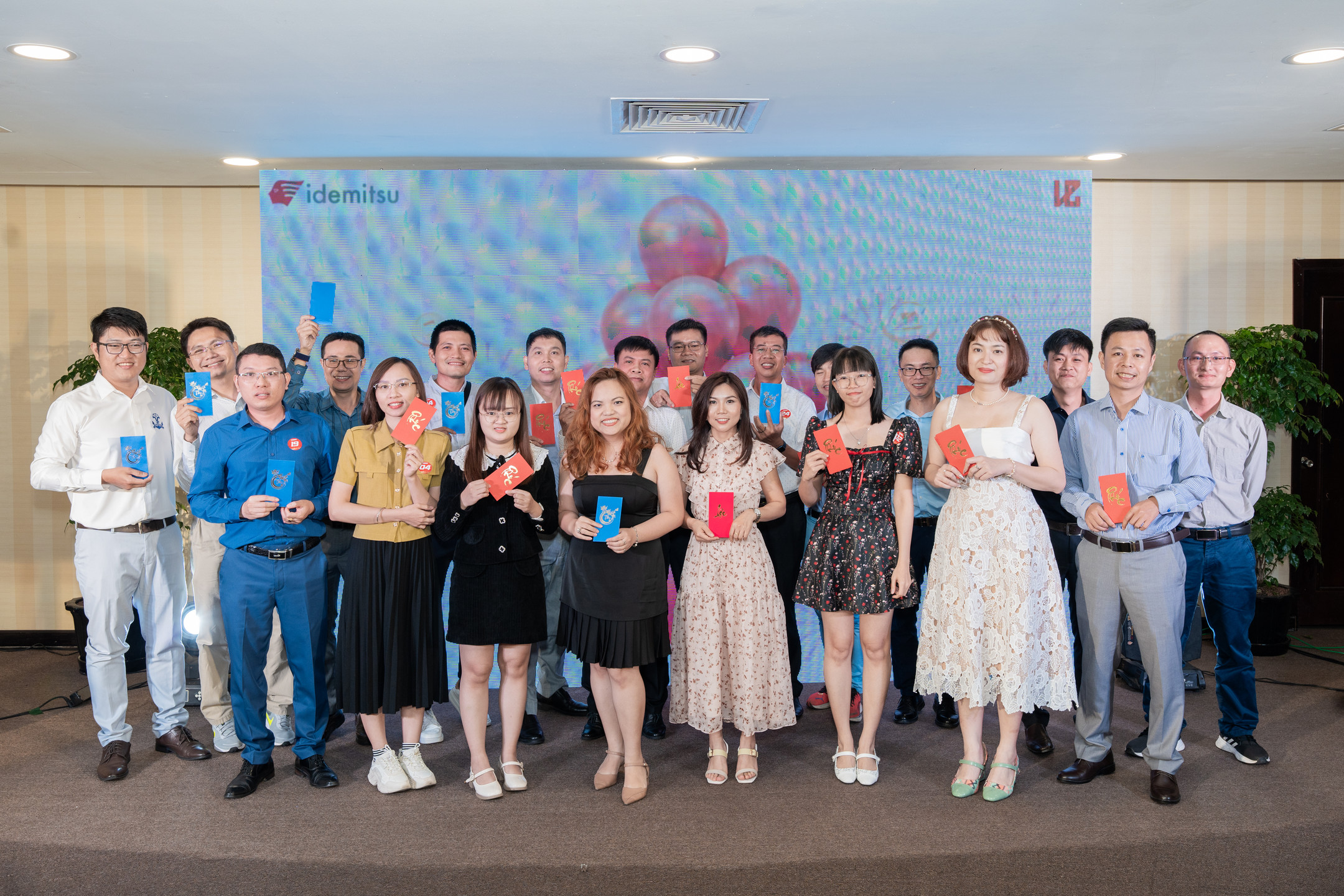 Tập thể Idemitsu tại chương trình Stronger Together