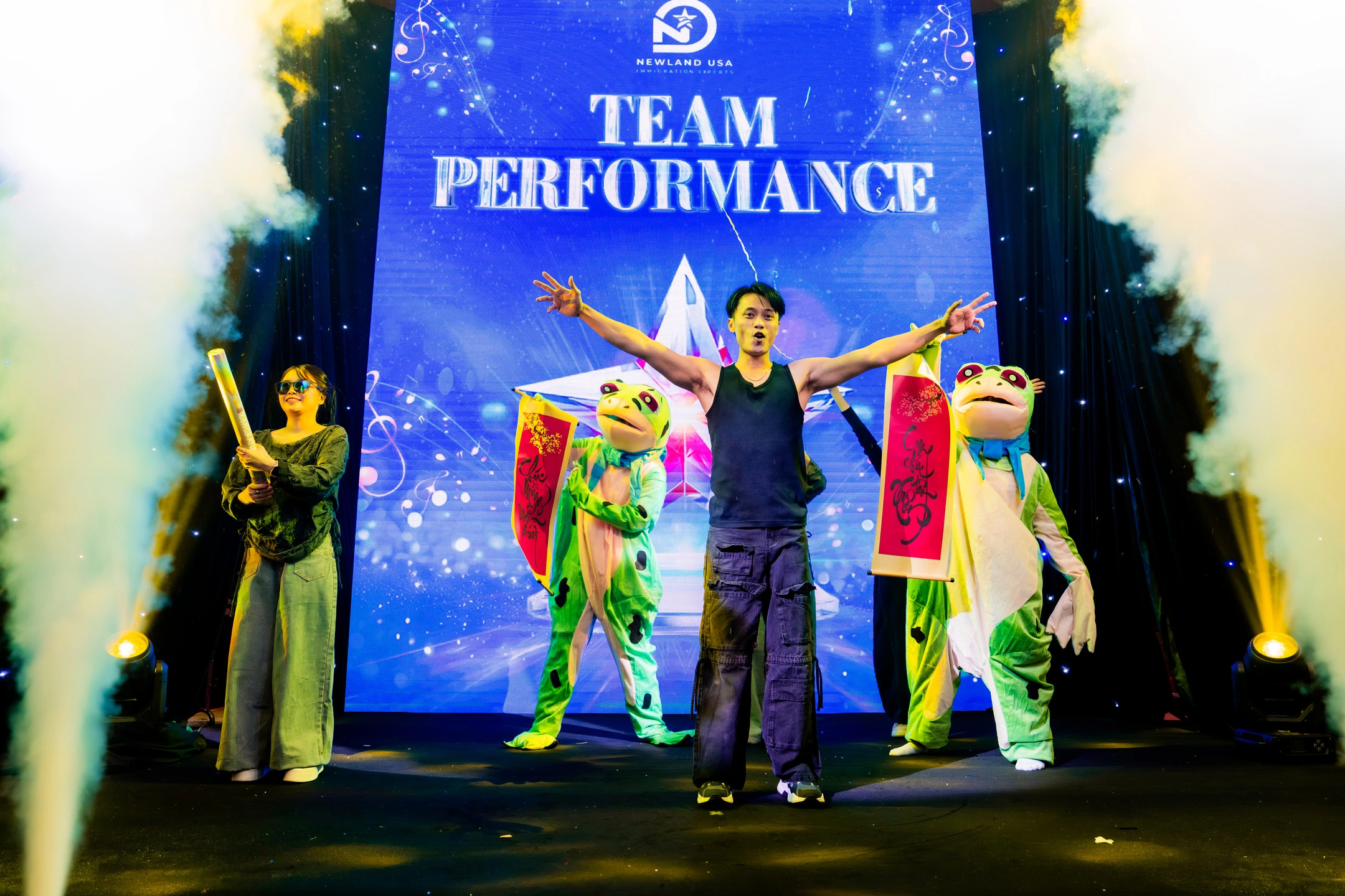 Team Performance tại Year End Party Newlands USA