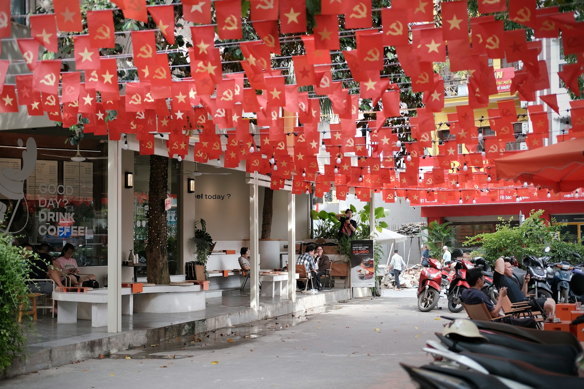 Đường phố Hà Nội trang trí cờ Việt Nam trong không khí ngày lễ